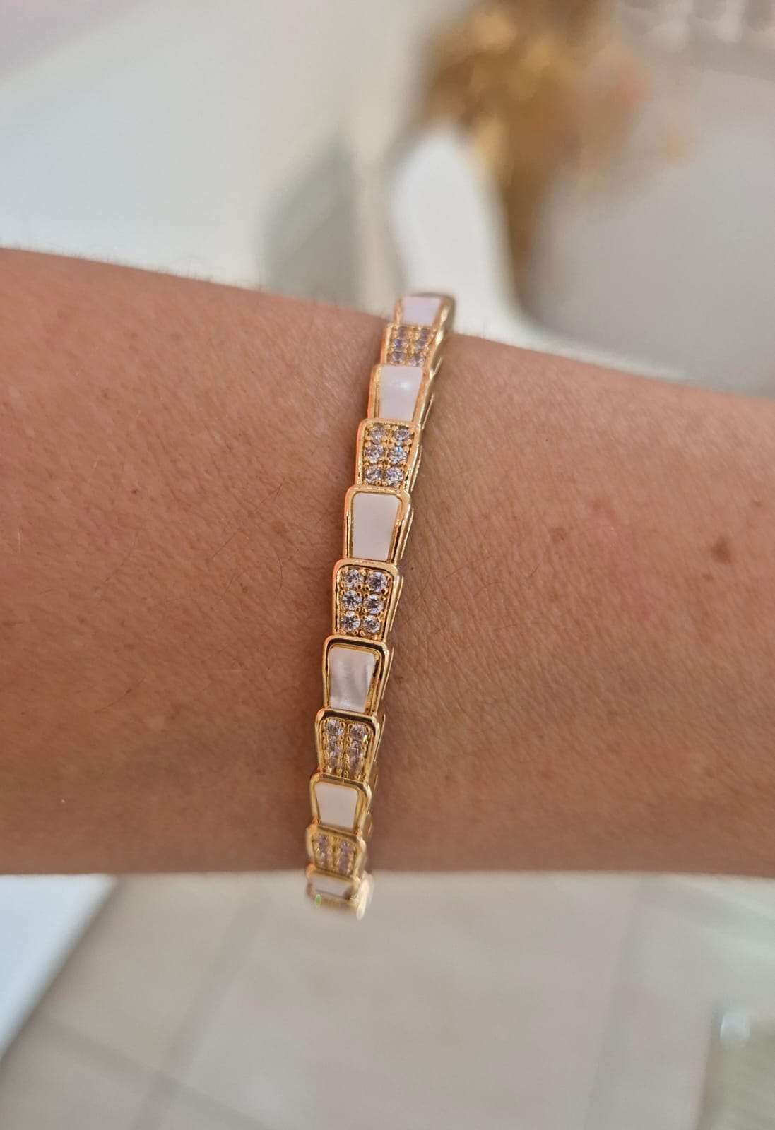 Bracelete cravejado e resina branca dourado