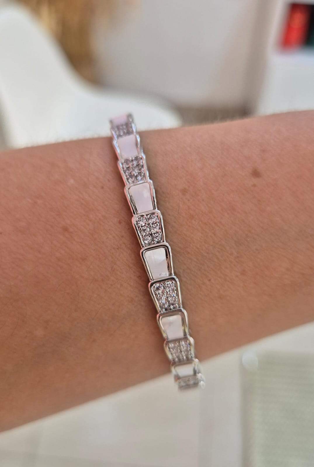 Bracelete cravejado e resina branca prateado