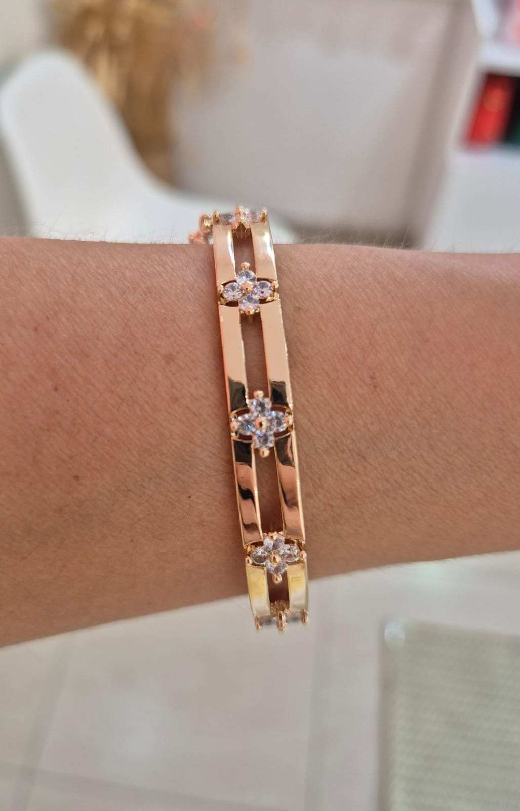 Bracelete trevinhos cravejados banhado a ouro