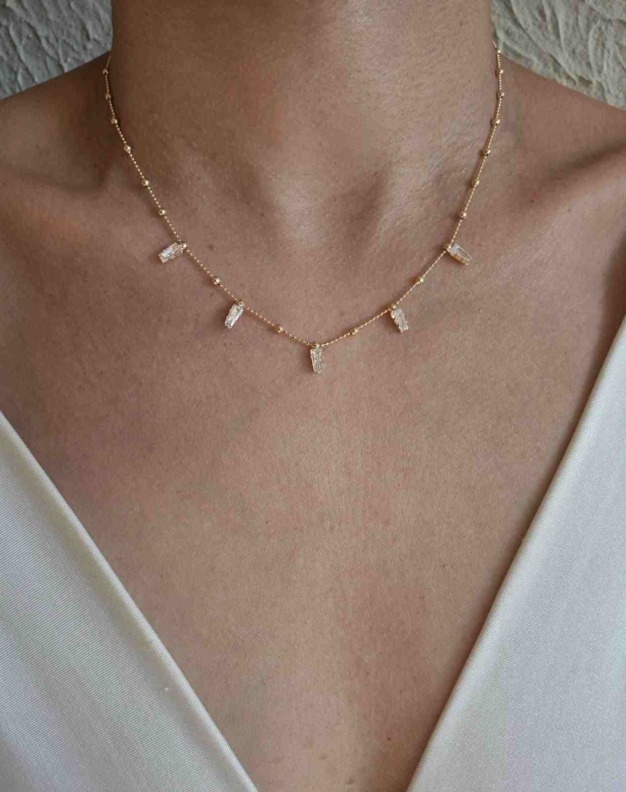Colar corrente bolinhas e cristais baguete banhado a ouro 18k
