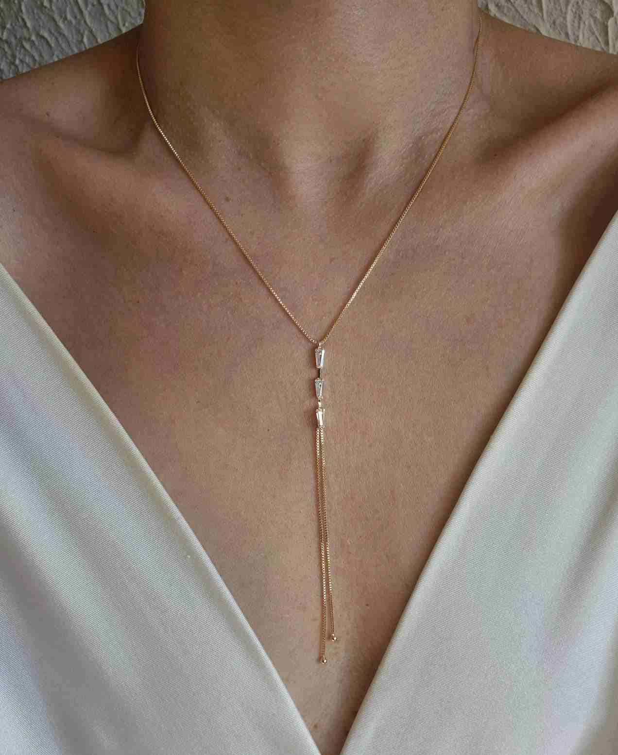 Colar gravatinha e cristais baguete banhado a ouro 18k