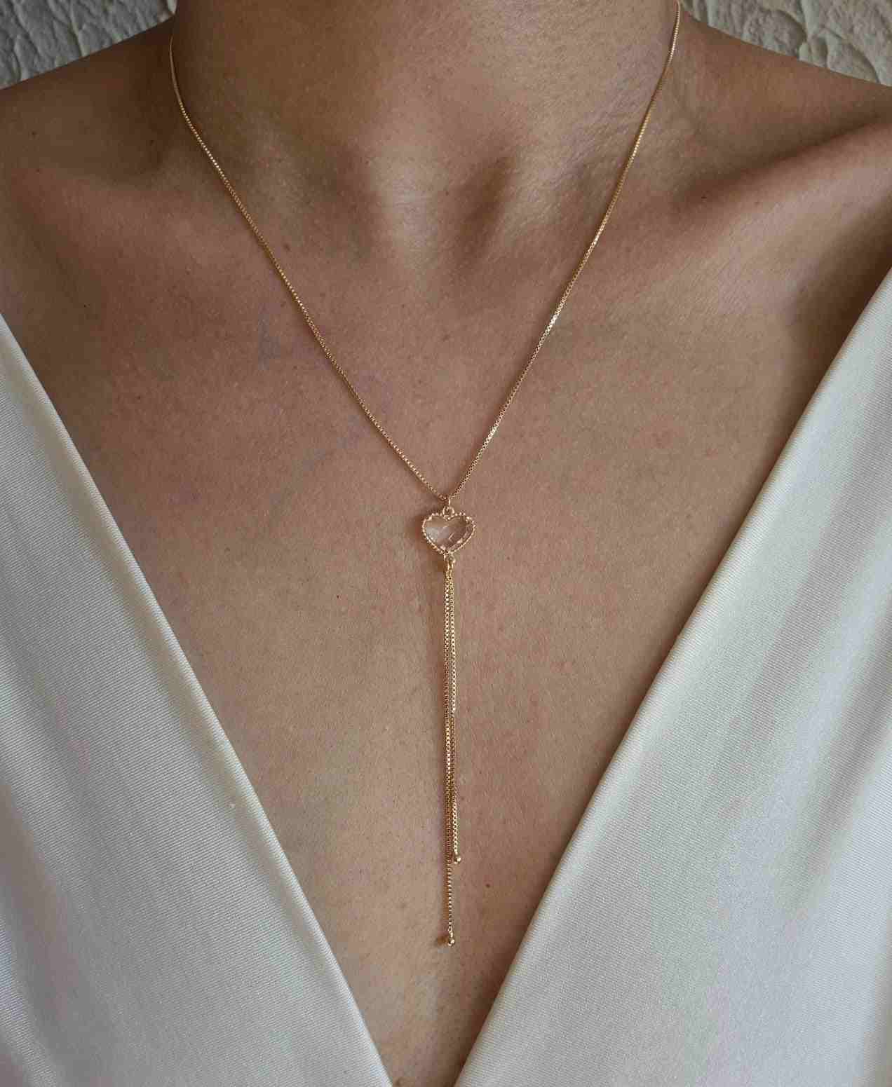 Colar gravatinha e coração cristal banhado a ouro 18k