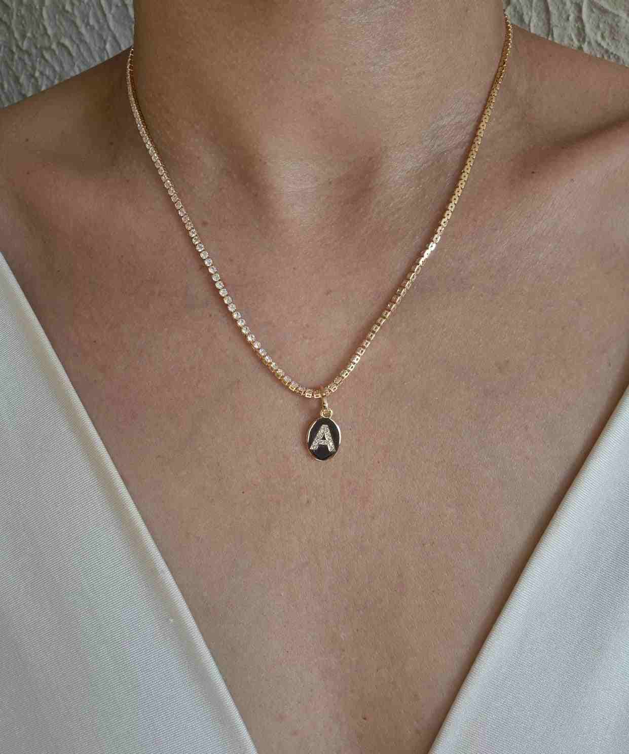 Colar riviera pingentes plaquinha inicial A banhado a ouro 18k