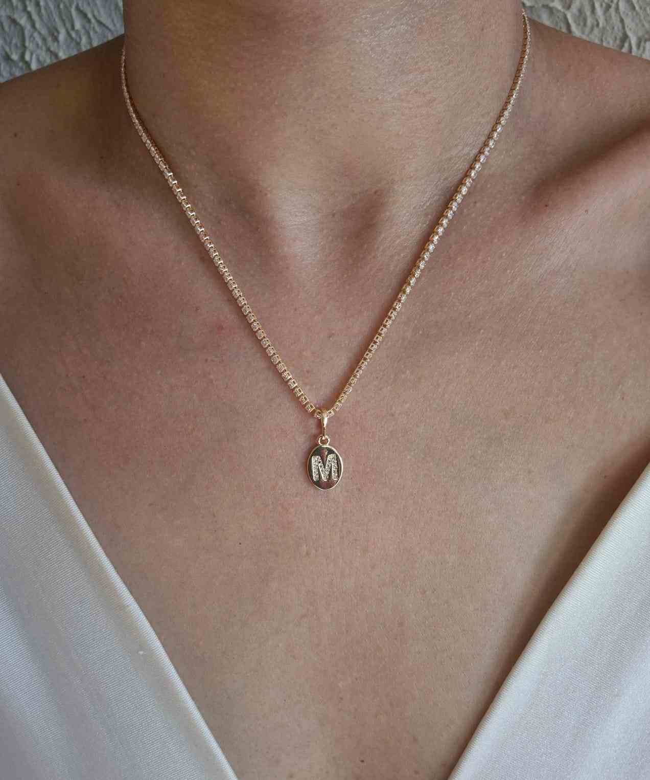 Colar riviera pingentes plaquinha inicial M banhado a ouro 18k