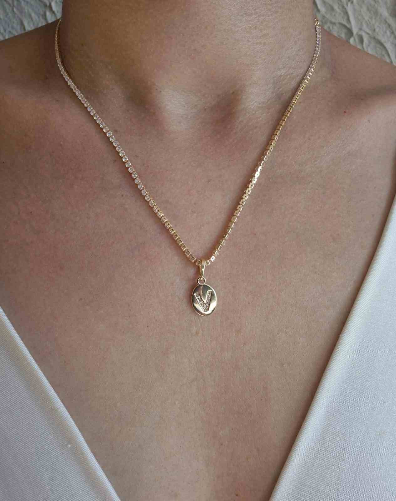 Colar riviera pingentes plaquinha inicial V banhado a ouro 18k