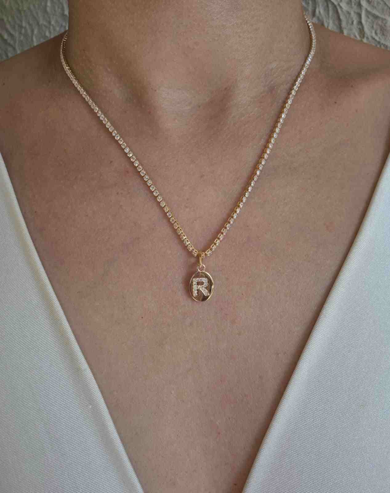 Colar riviera pingentes plaquinha inicial R banhado a ouro 18k