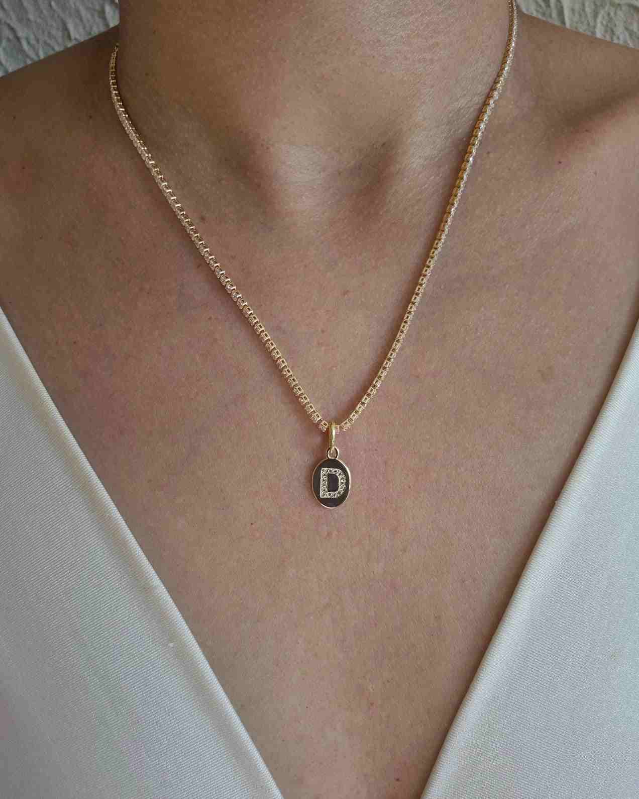 Colar riviera pingentes plaquinha inicial D banhado a ouro 18k
