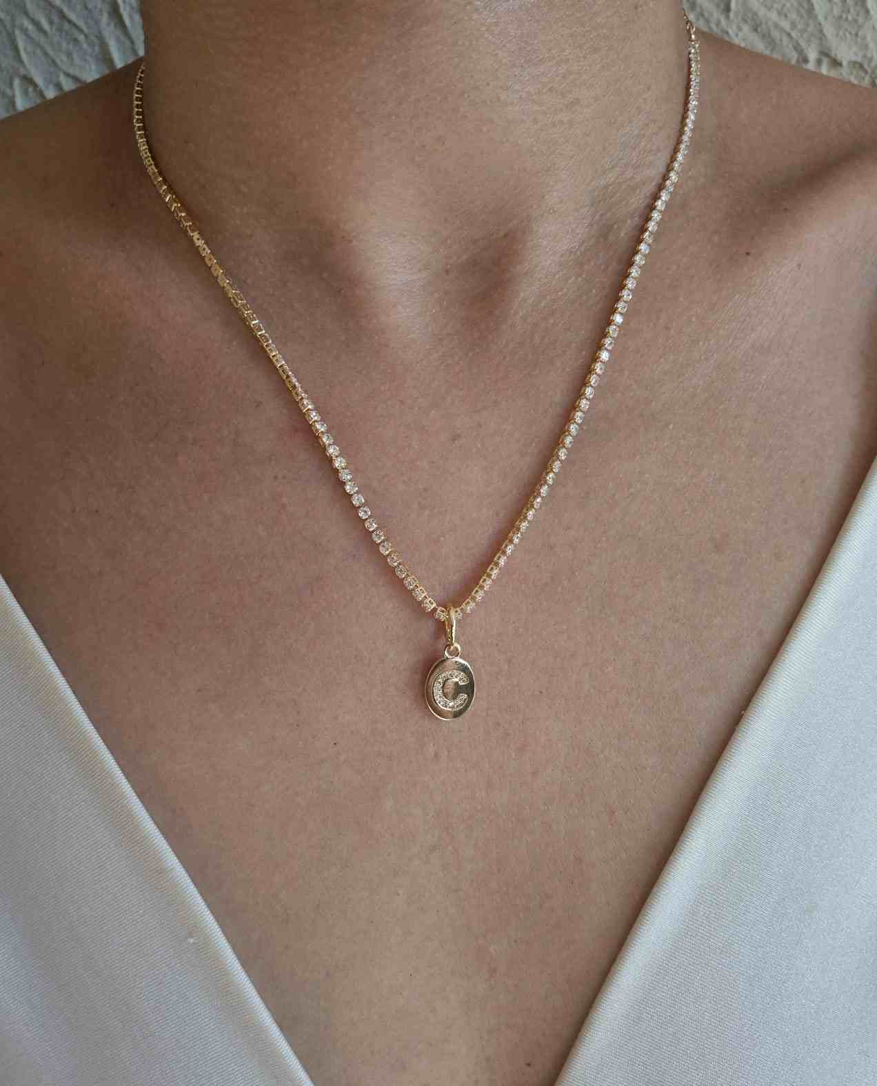 Colar riviera pingentes plaquinha inicial C banhado a ouro 18k