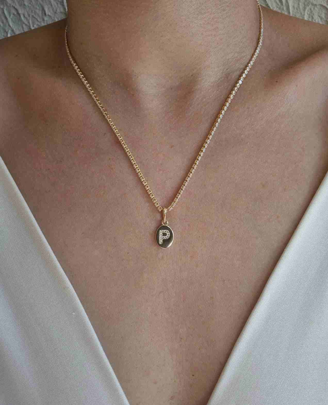 Colar riviera pingentes plaquinha inicial P banhado a ouro 18k