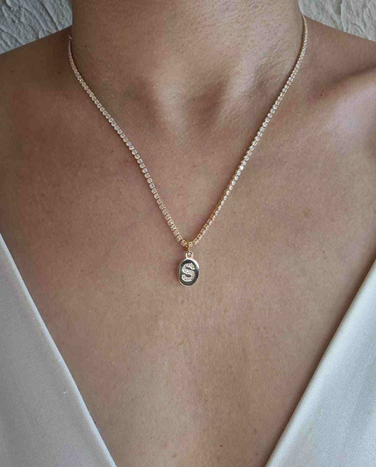 Colar riviera pingentes plaquinha inicial S banhado a ouro 18k
