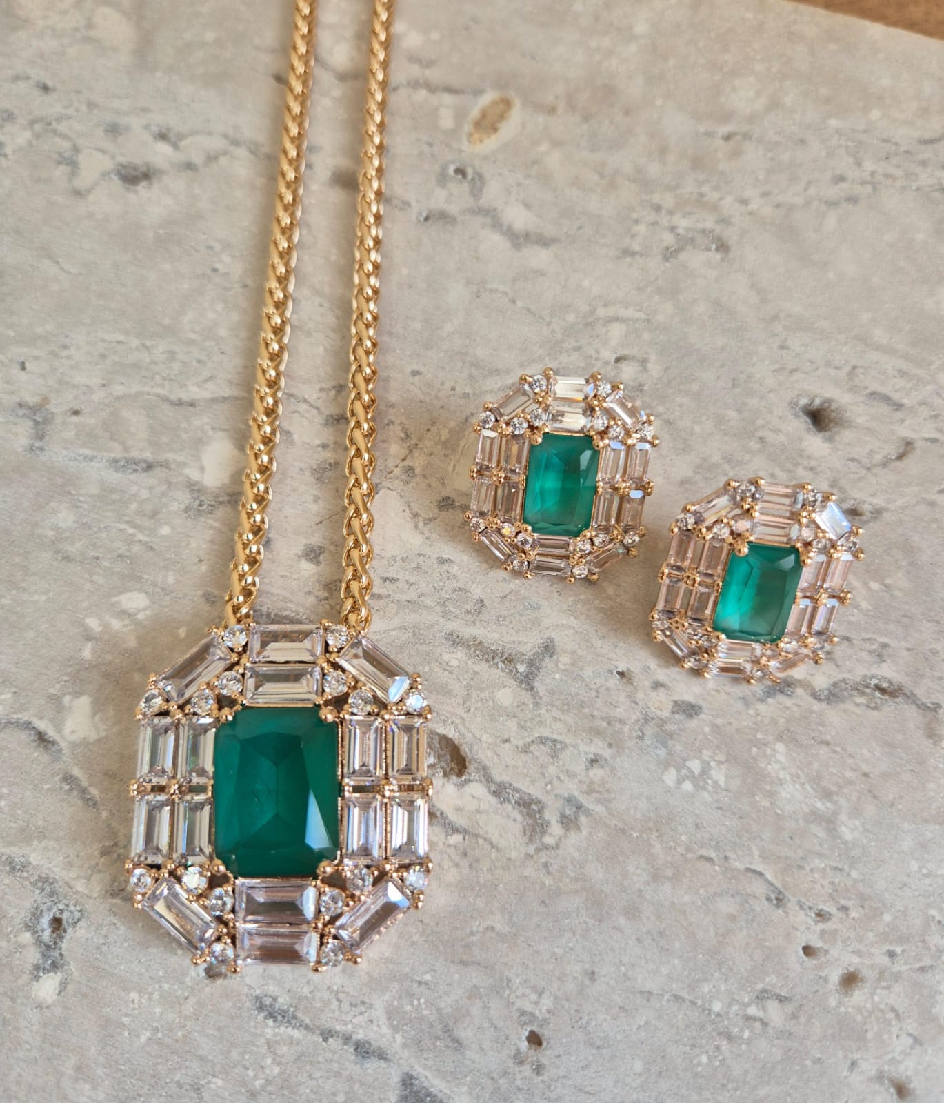 Conjunto colar e brinco cristais transparentes e verdes banhado a ouro 18k