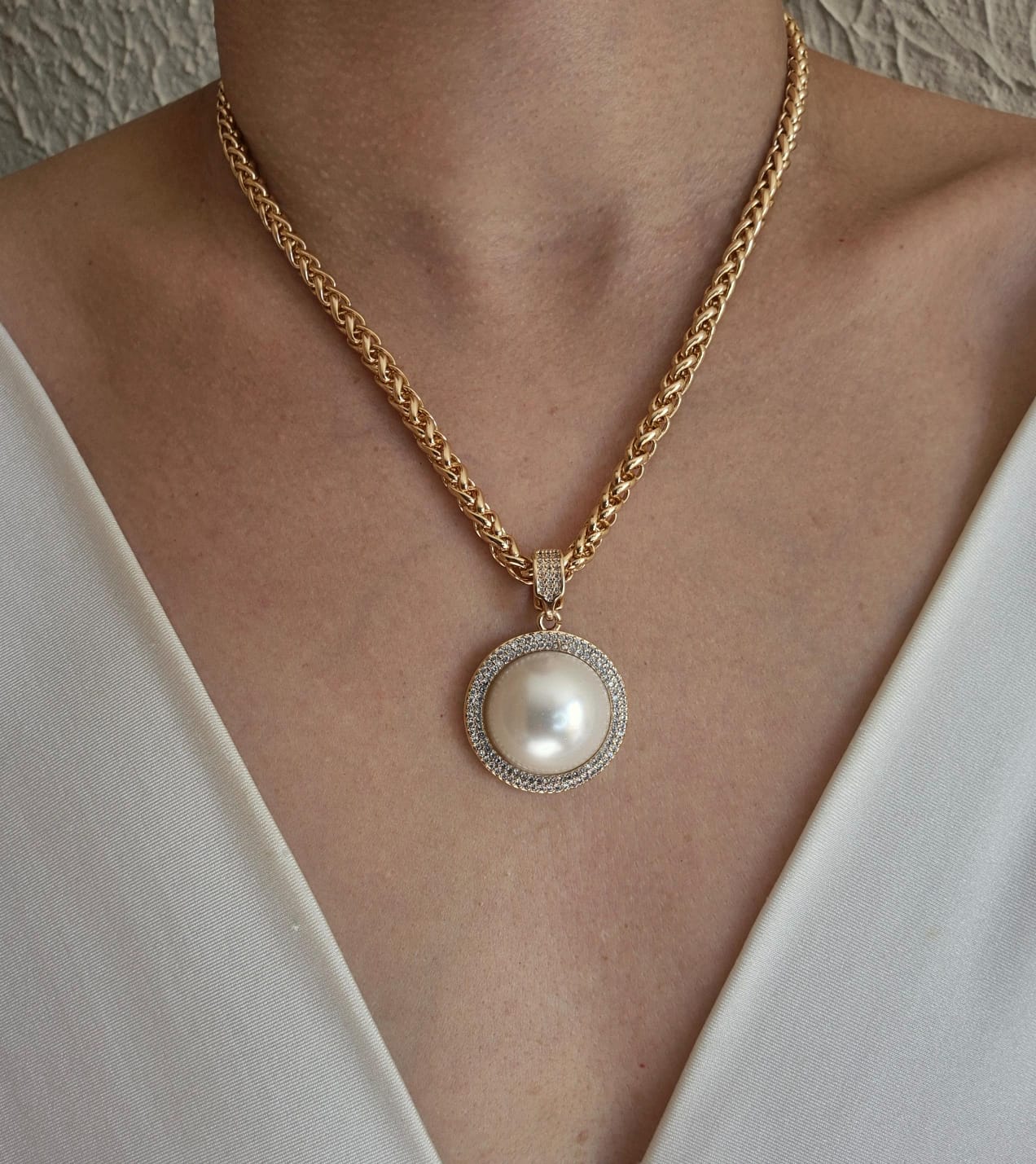 Colar pingente redondo cravejado e pérola banhado a ouro 18k