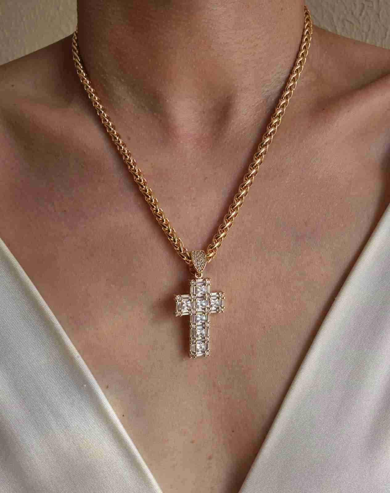 Colar pingente cruz cravejada banhado a ouro 18k