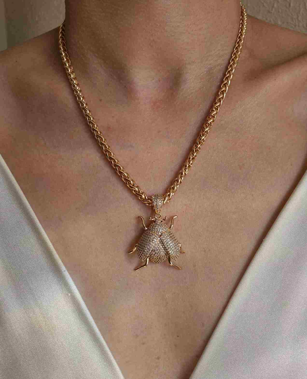 Colar pingente joaninha cravejada banhado a ouro 18k