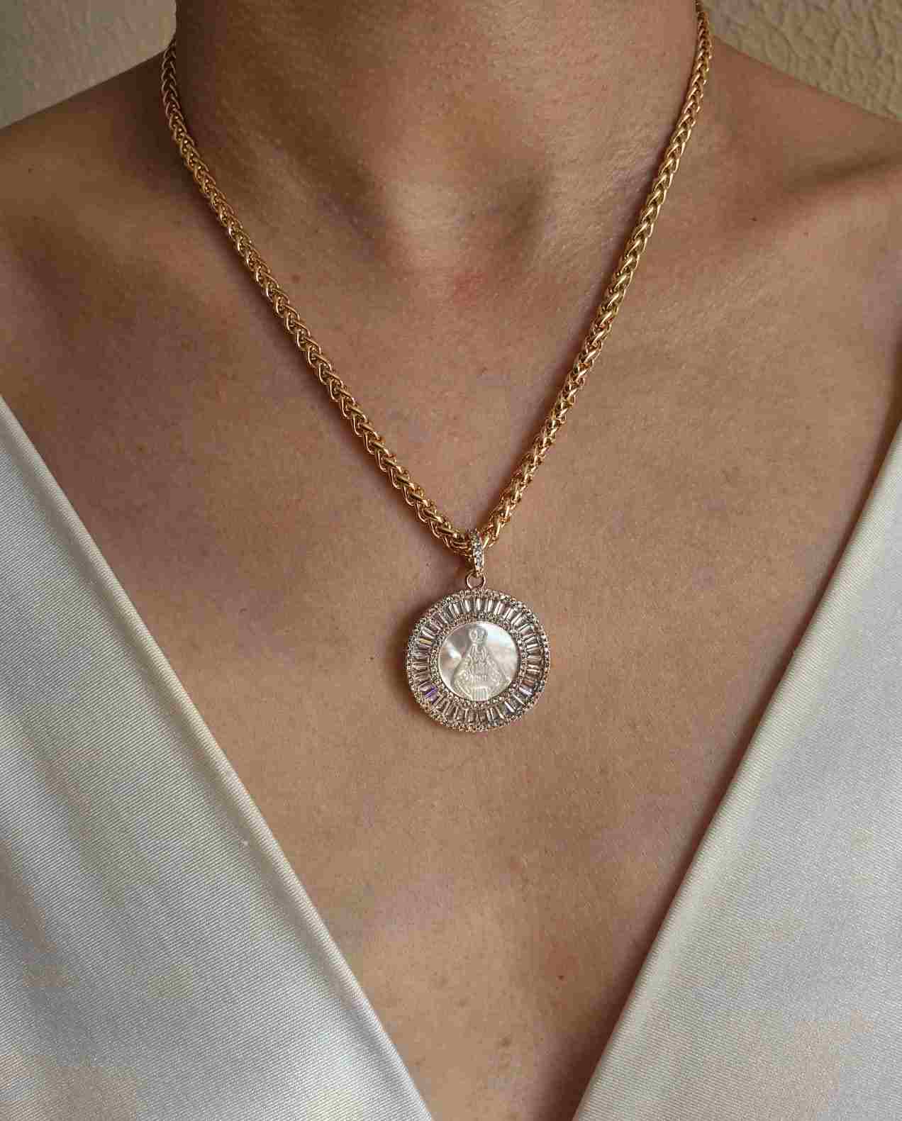 Colar pingente Nossa Senhora Aparecida madrepérola banhado a ouro 18k