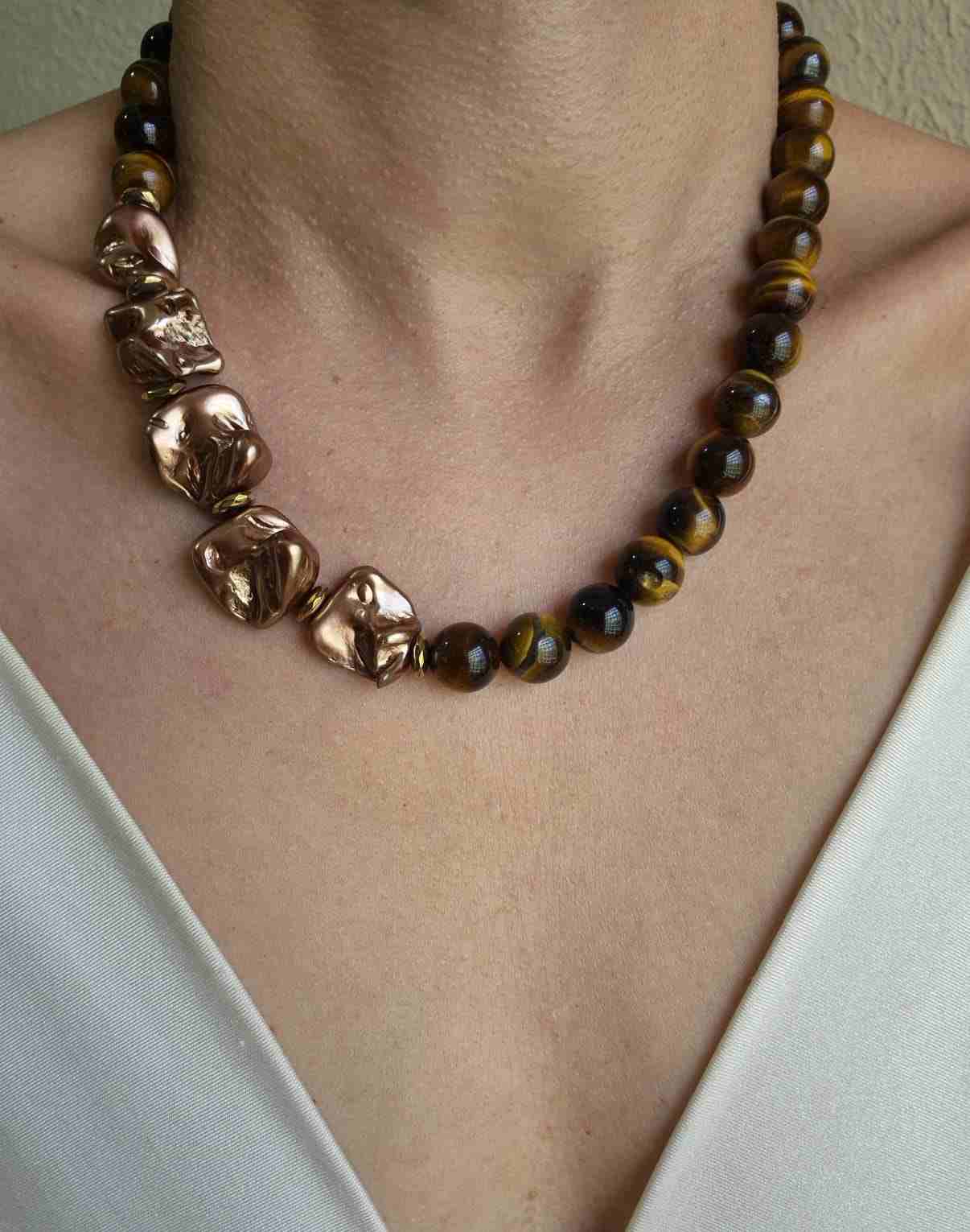 Colar  olho de tigre e pérolas shell marrons