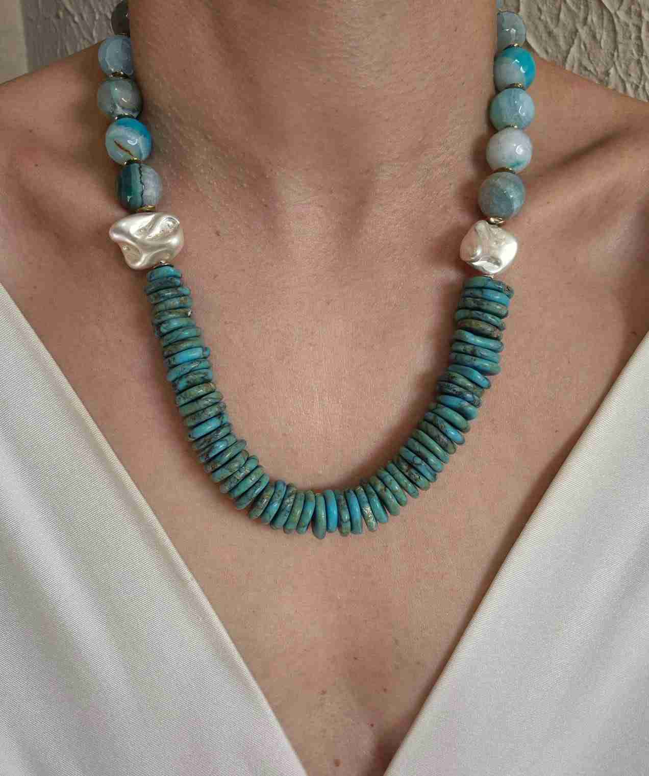 Colar  ágata azul facetada e howlita turquesa discos