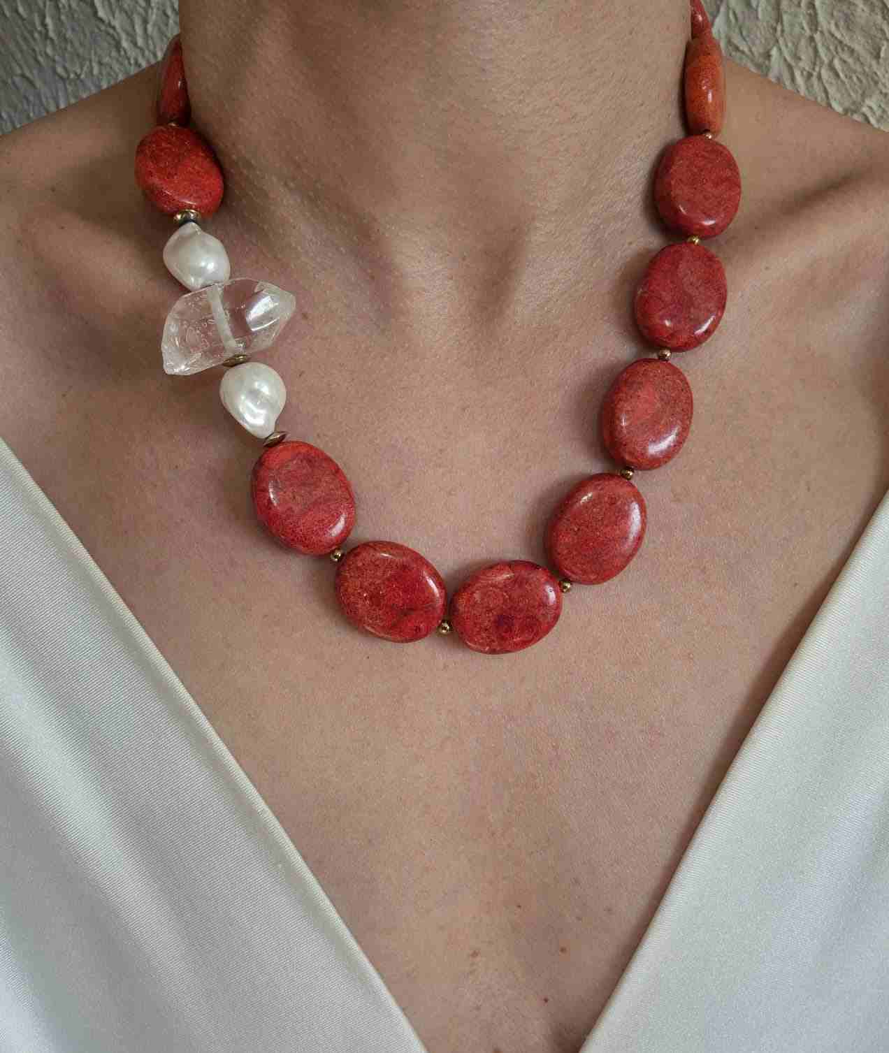 Colar  coral podange pérolas e cristal de rocha