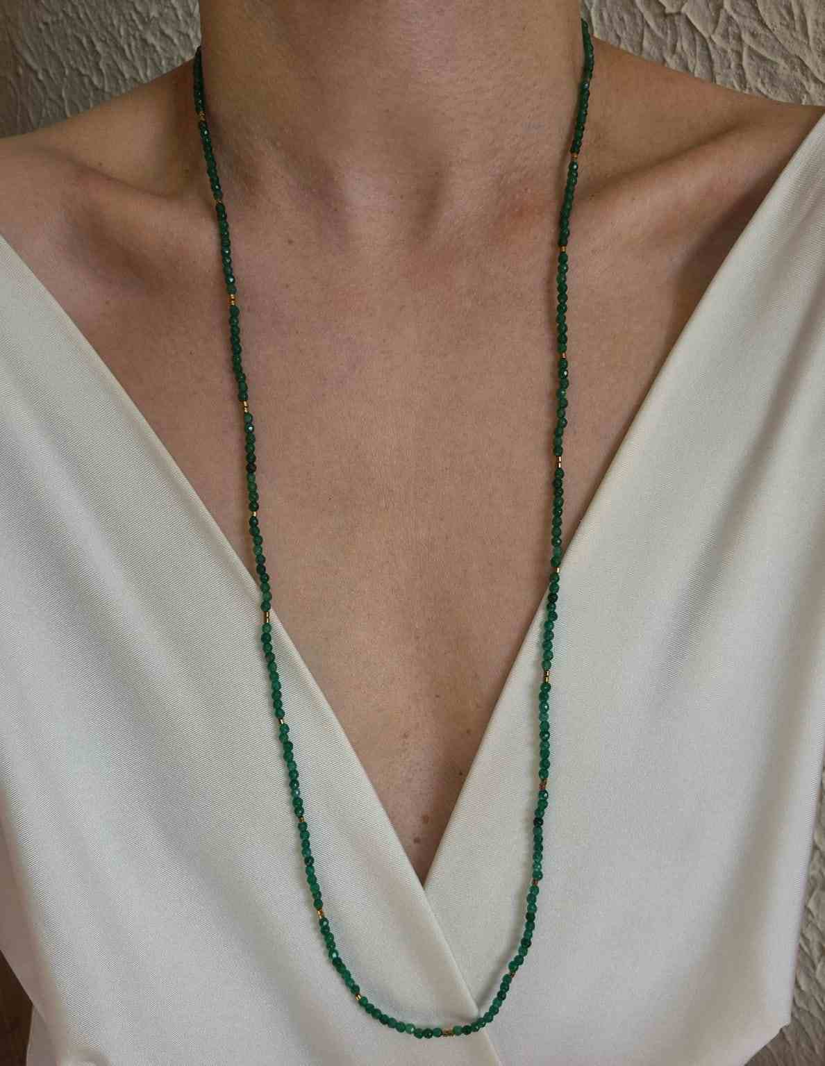 Colar longo jade verde e hematitas douradas