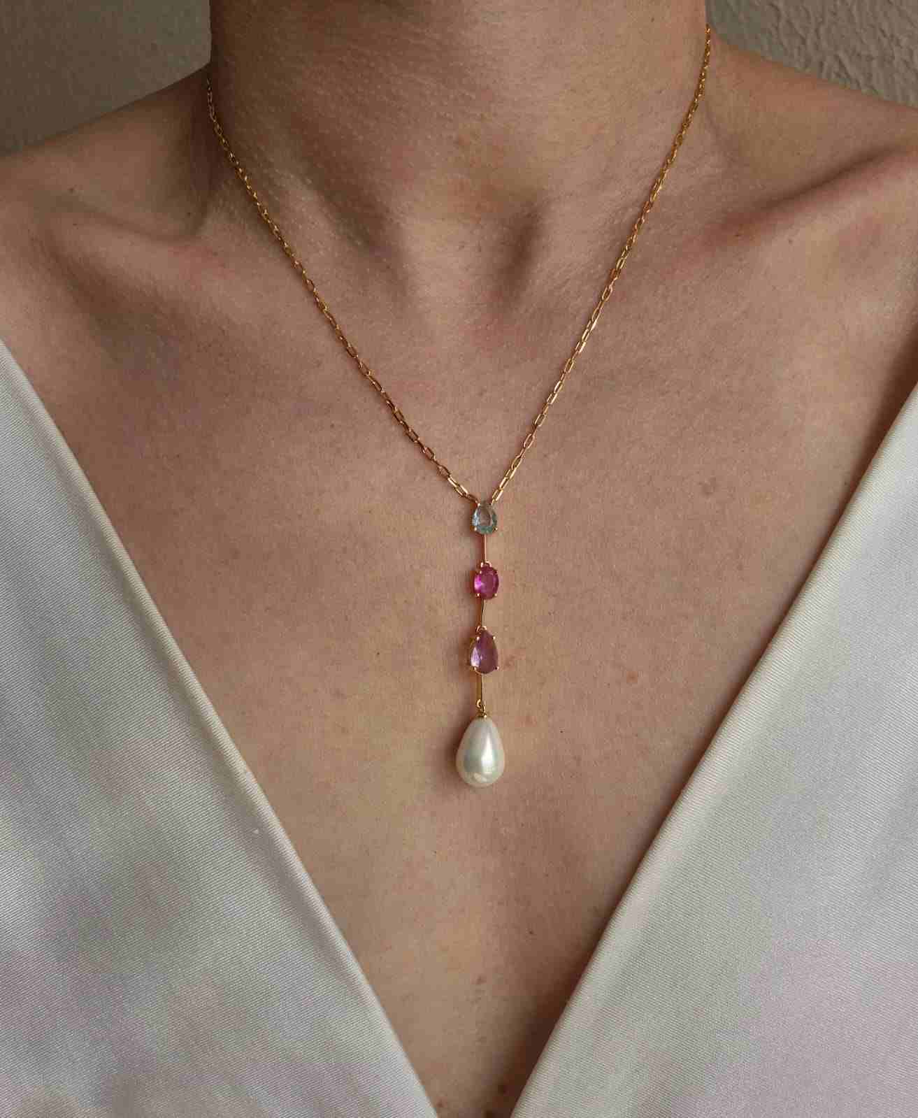 Colar  corrente com pingente cristais color e pérola shell