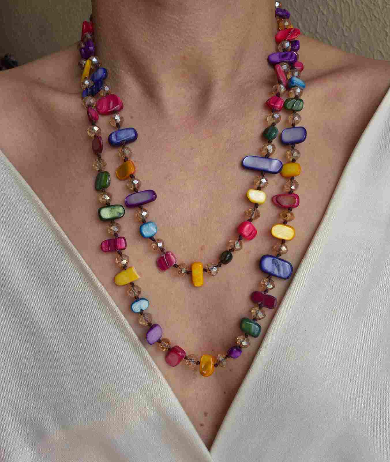 Colar  longo madrepérolas coloridas