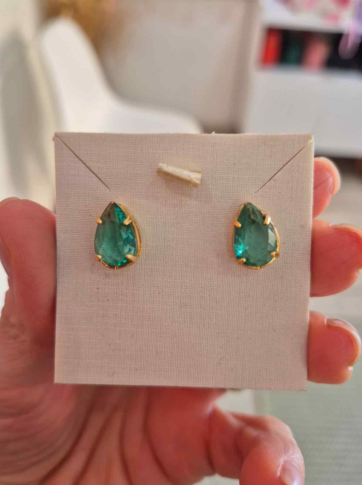 Brinco gota cristal verde banhado a ouro 18k