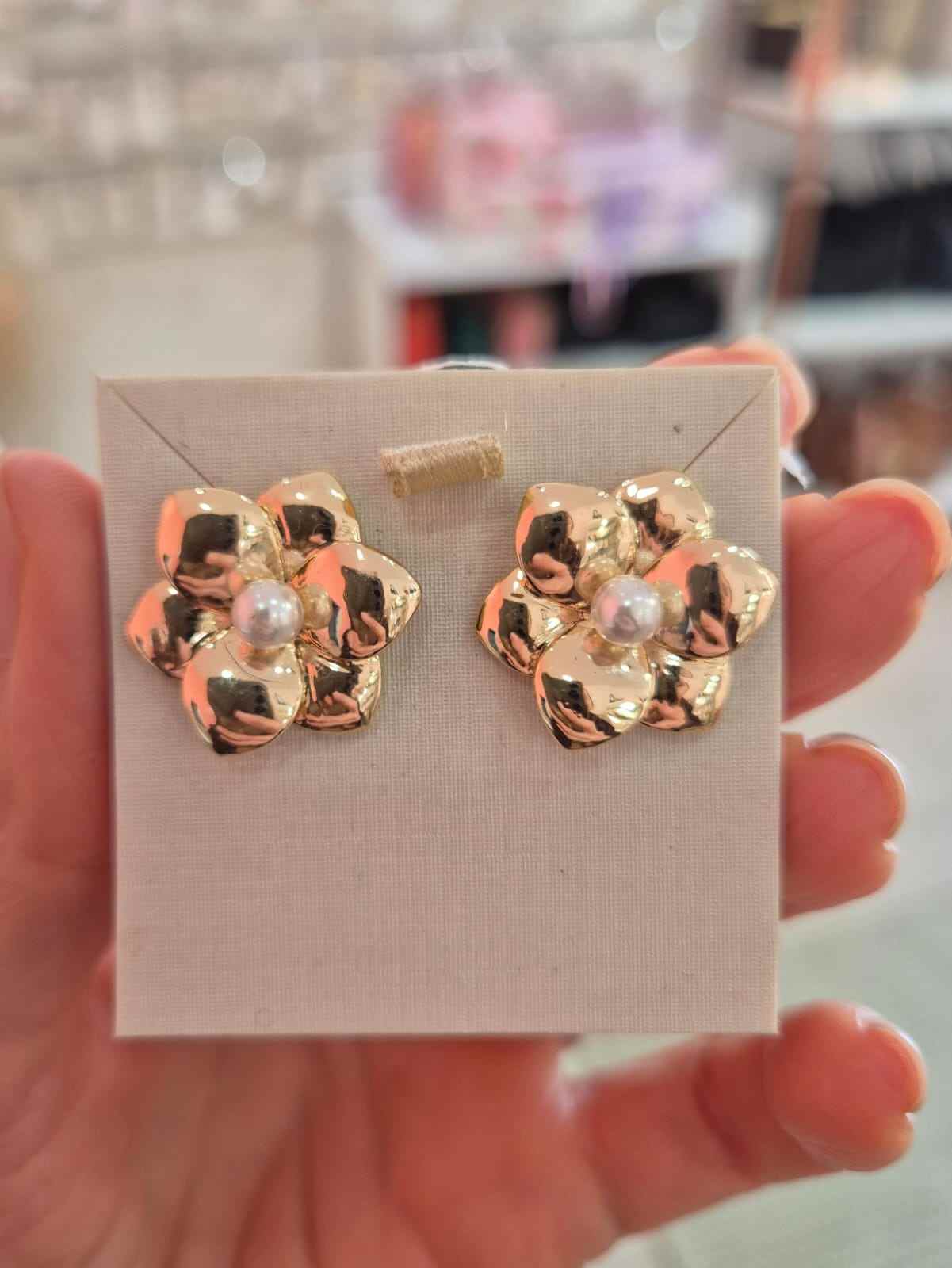 Brinco flor e pérola shell banhado a ouro 18k