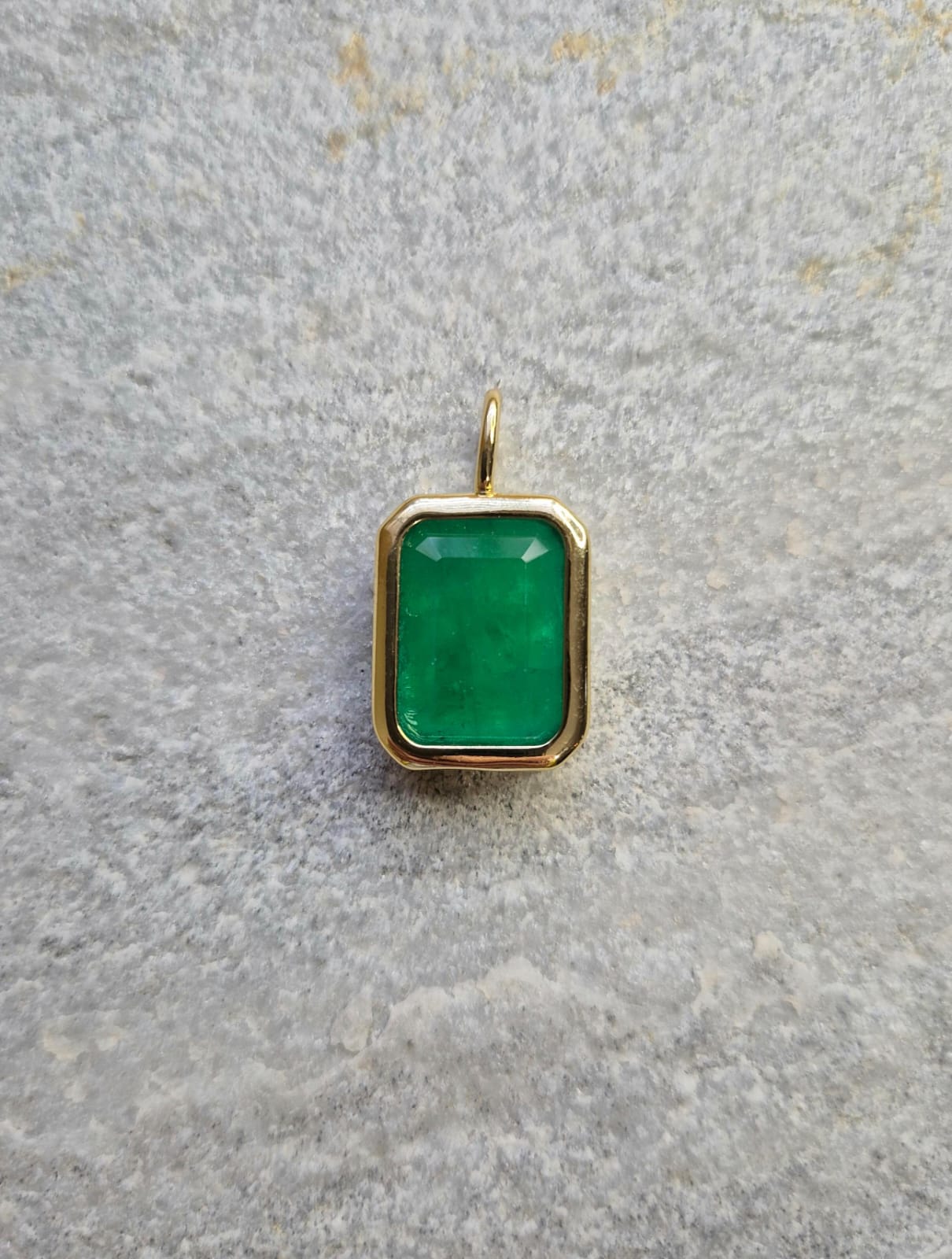Pingente retangular cristal verde banhado a ouro 18k