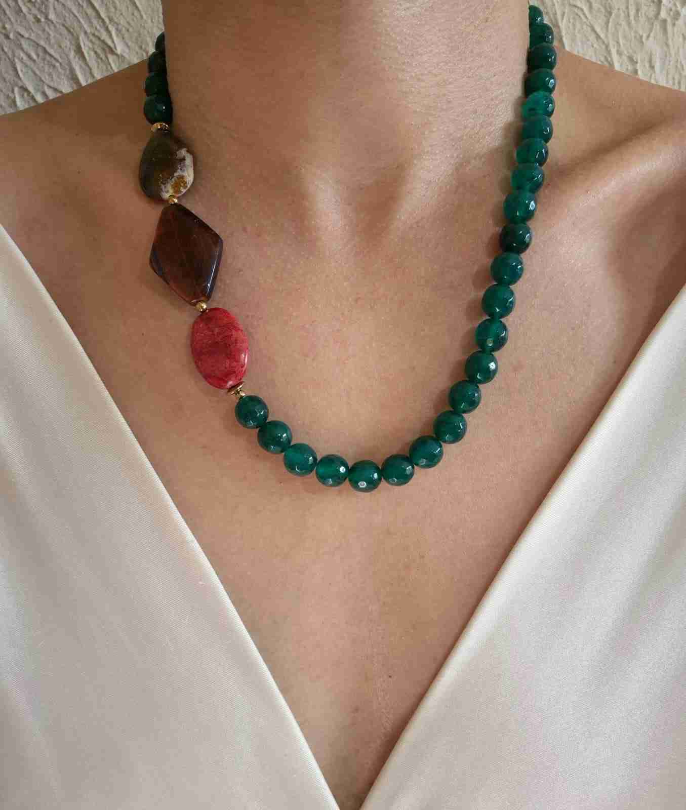 Colar jade verde facetado e mix pedras