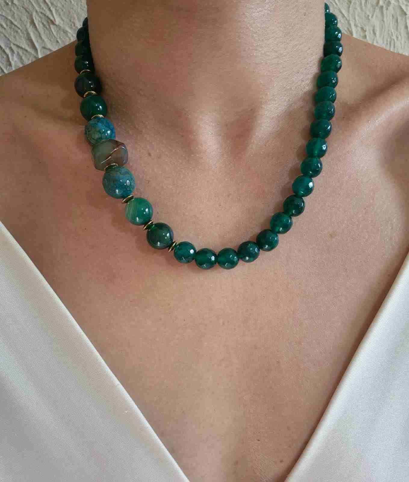 Colar jade verde facetado e mix pedras verdes