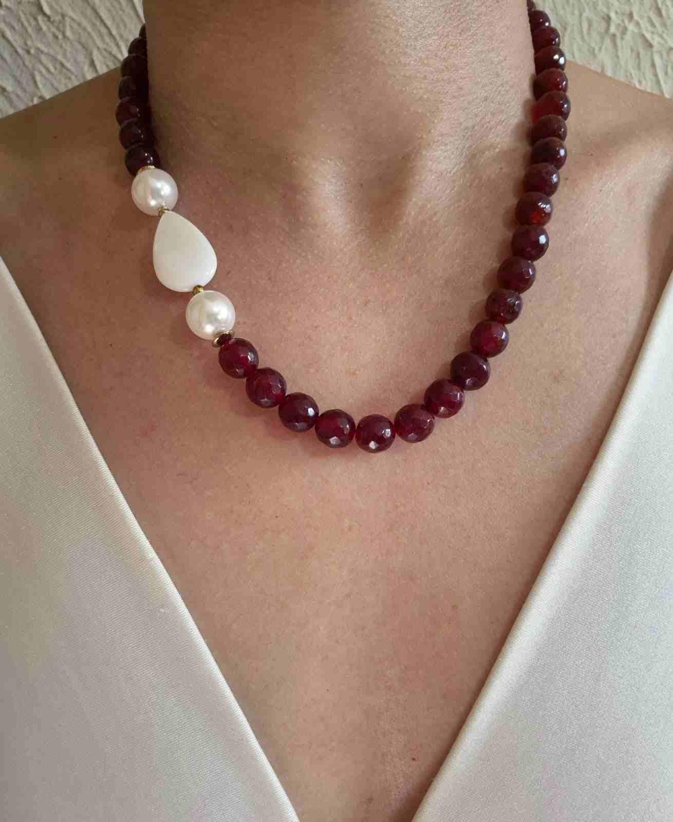 Colar pedras vermelhas facetadas madrepérola e pérolas