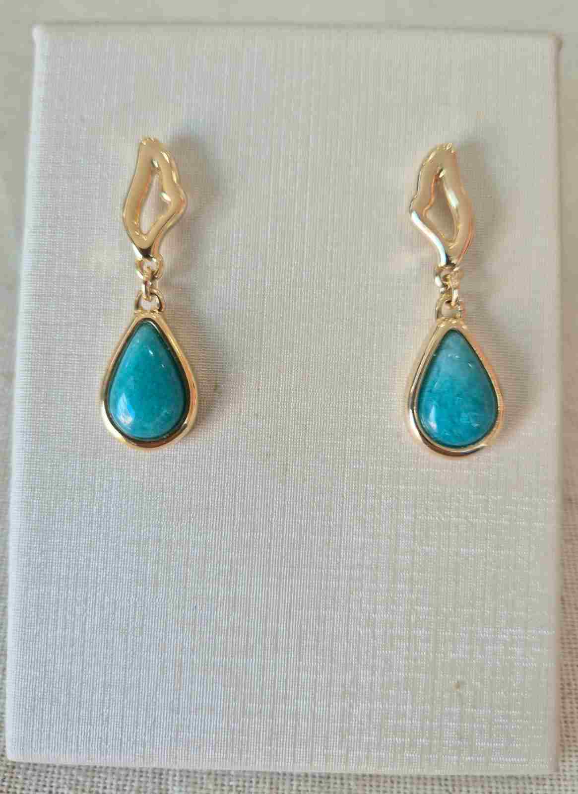 Brinco pendente gota jaspe azul banhado a ouro 18k