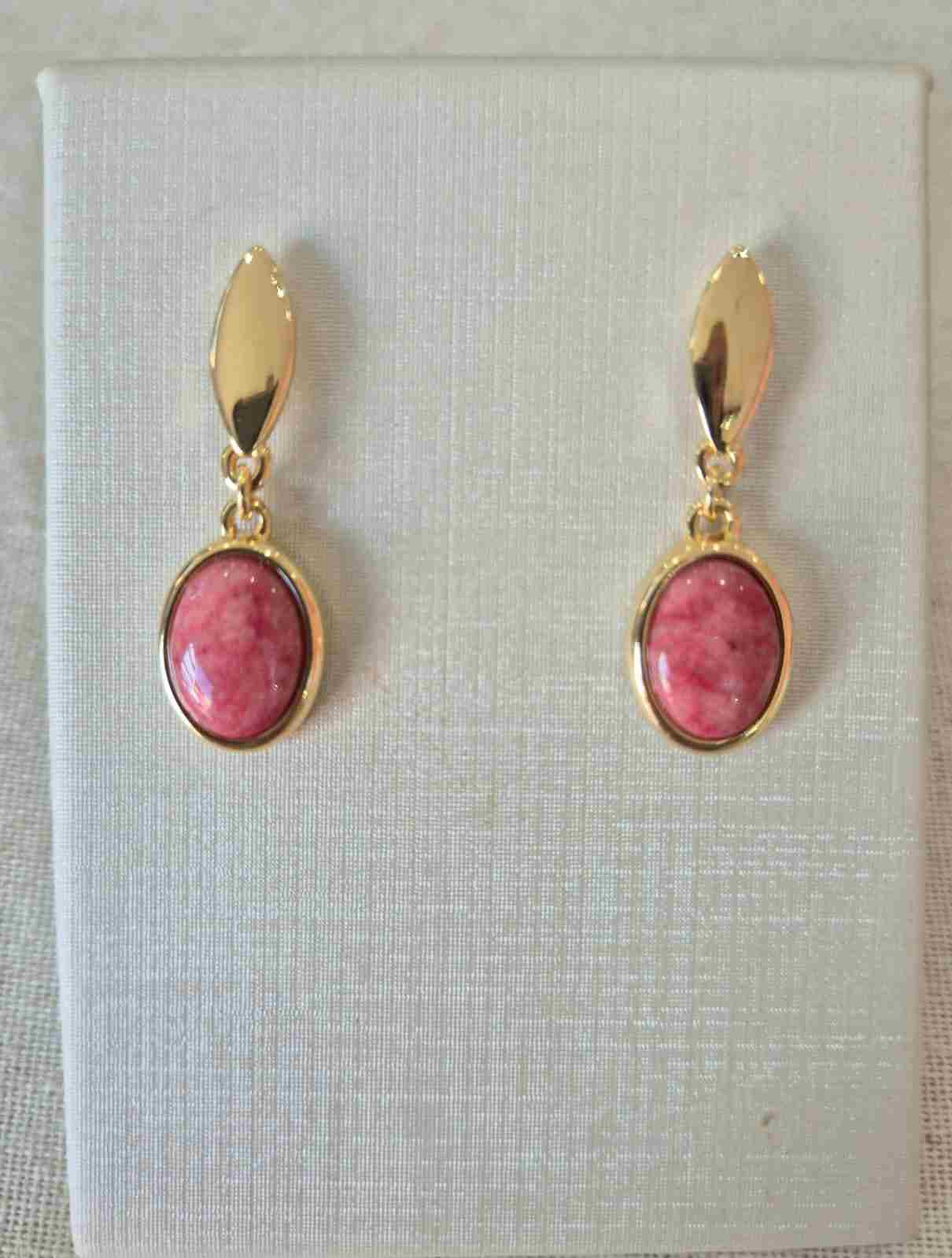 Brinco pendente jaspe vermelho banhado a ouro 18k
