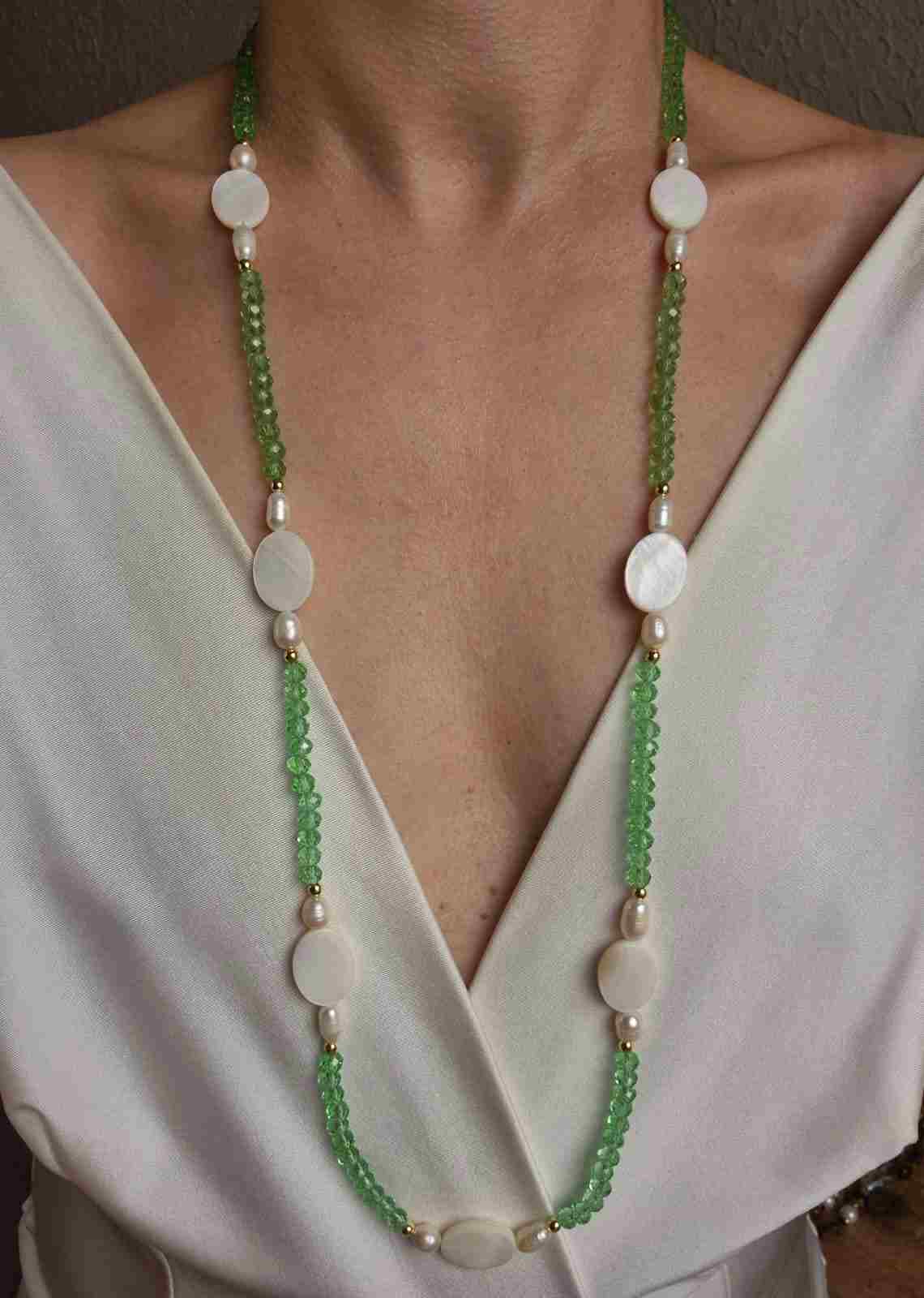 Colar longo com cristais verdes madrepérolas e pérolas barrocas