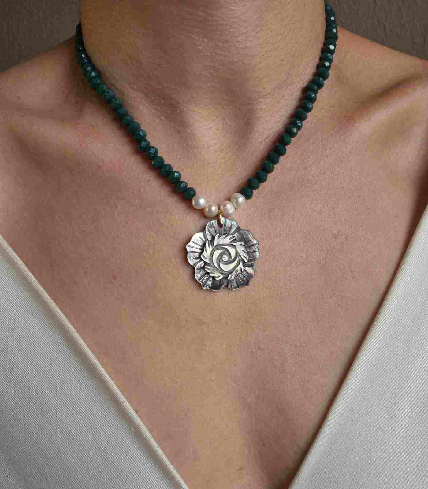 Colar cristais verdes e pingente flor madrepérola