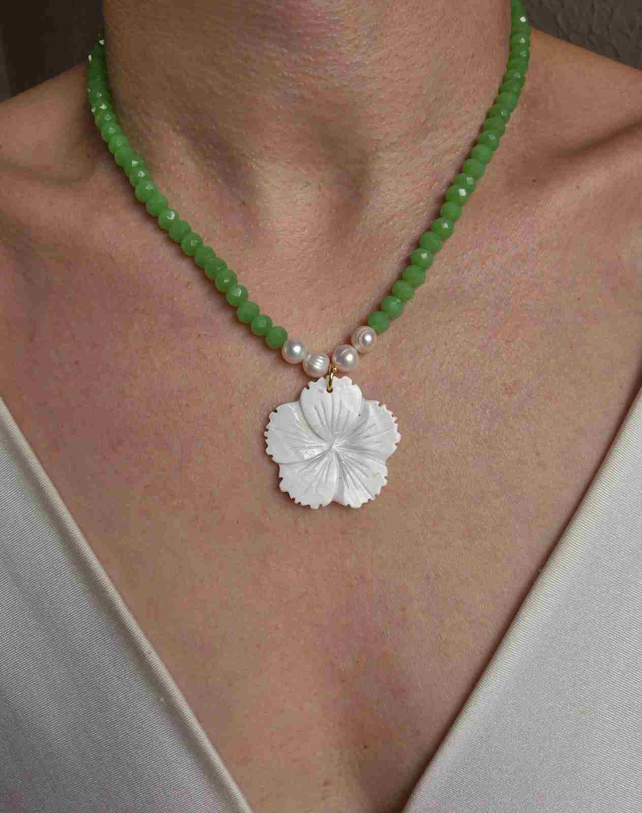 Colar cristais verdes claros e pingente flor madrepérola