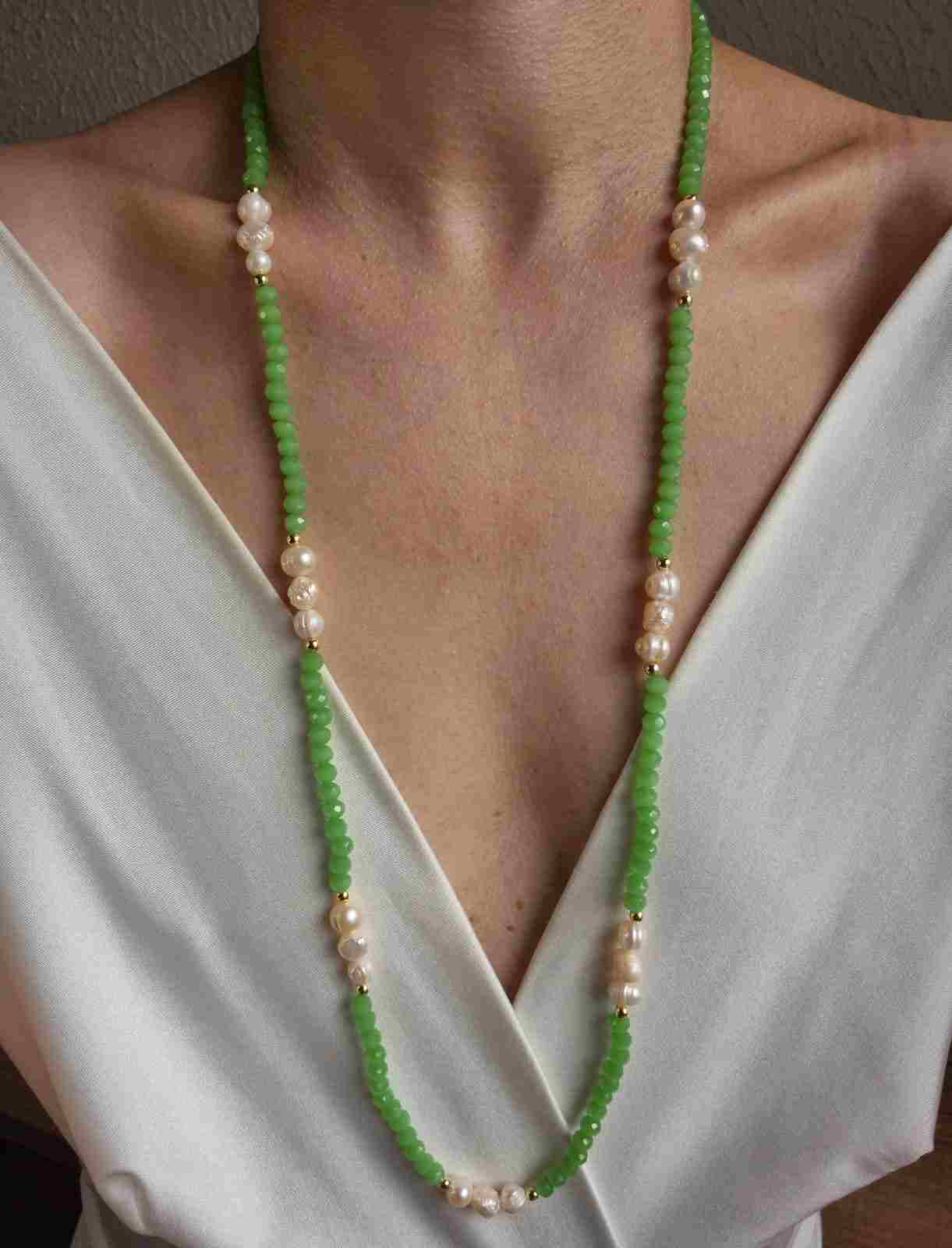 Colar longo com cristais verdes e pérolas barrocas