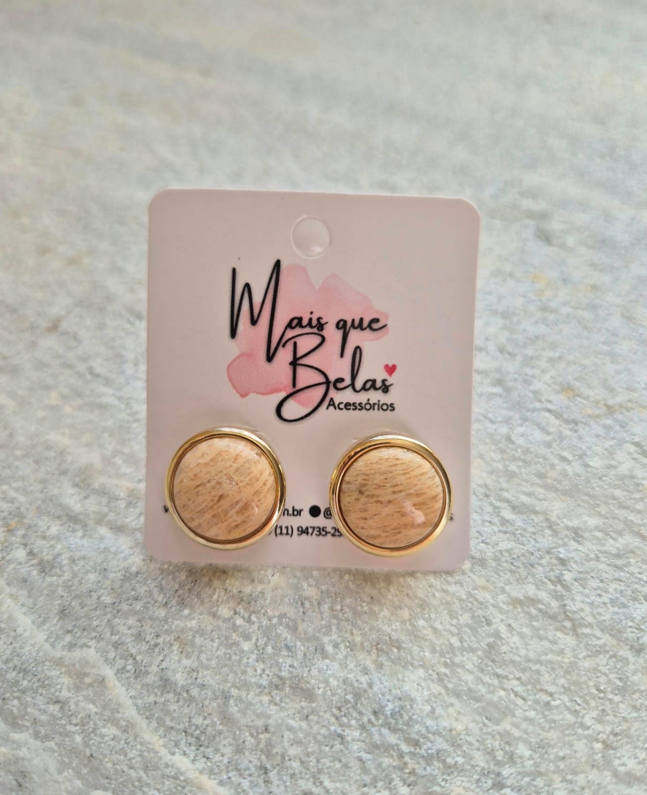 Brinco redondo amazonita bege banhado a ouro 18k
