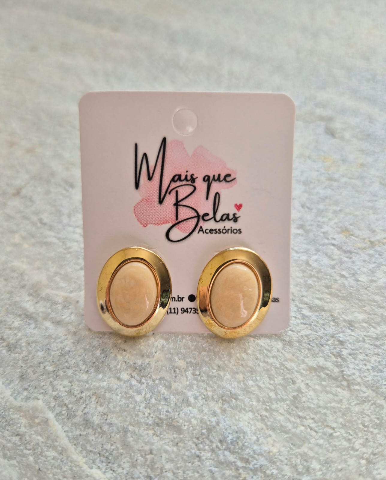 Brinco oval  amazonita bege banhado a ouro 18k