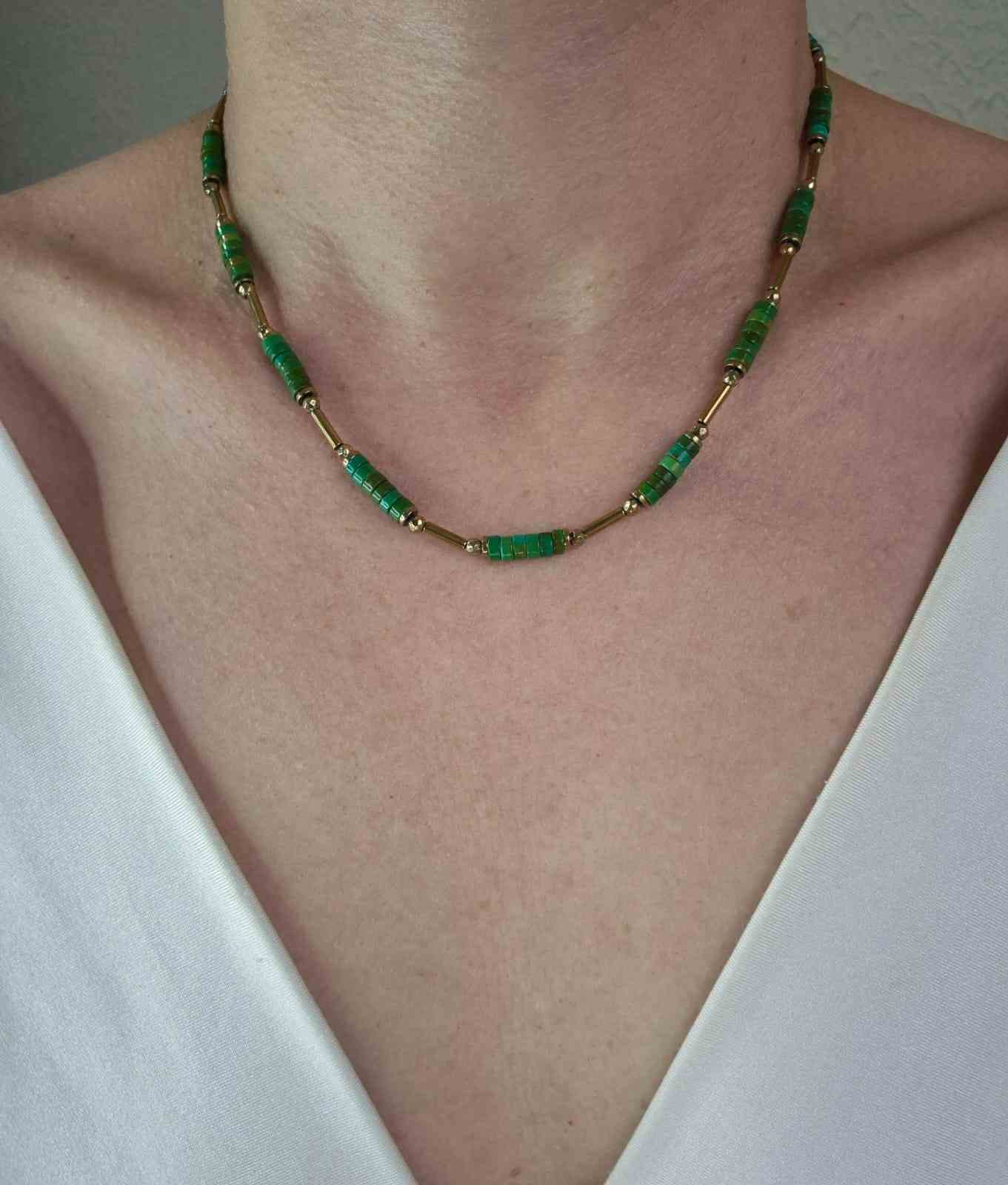 Colar  discos howlita verde e hematitas douradas