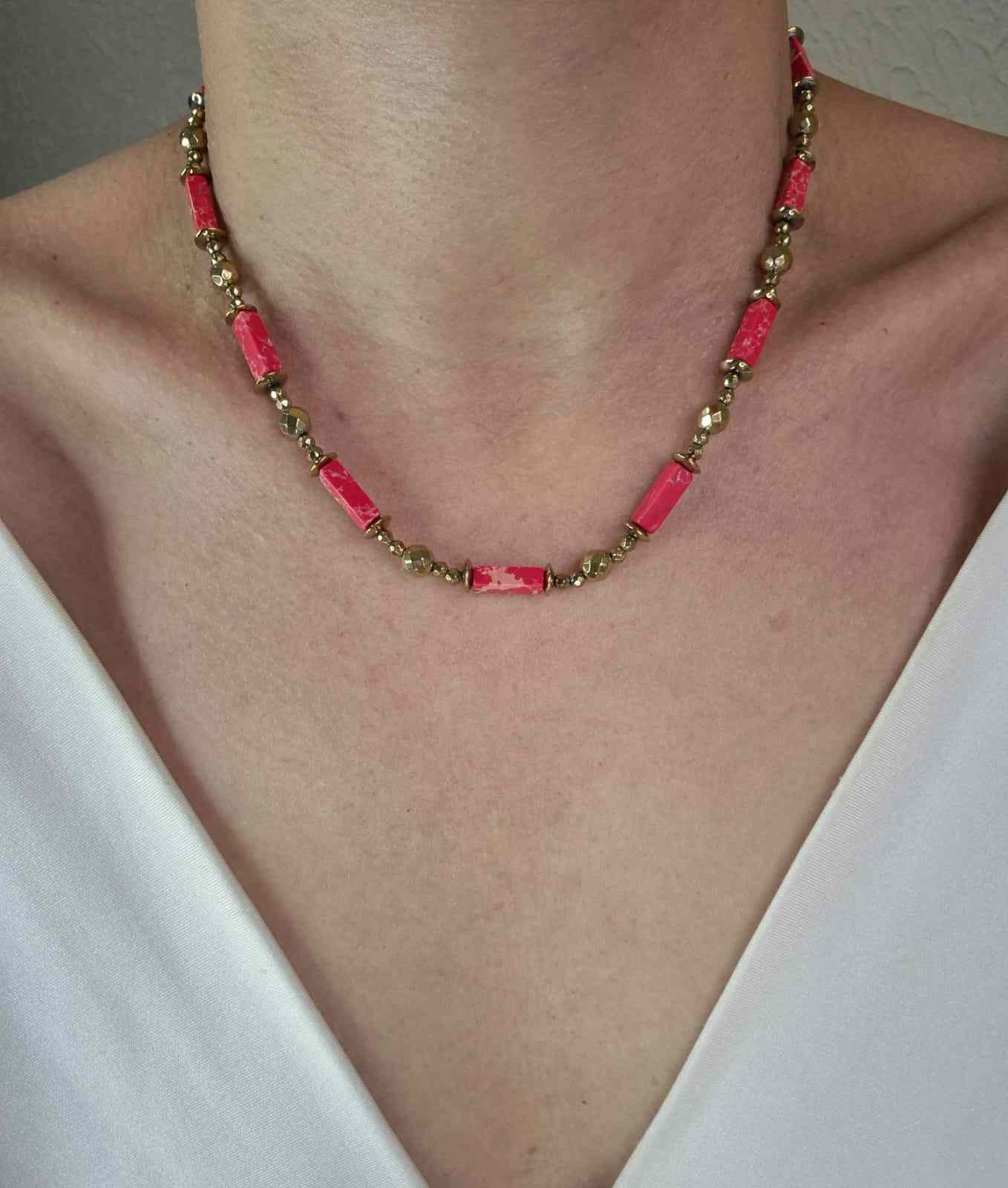 Colar  jaspe vermelho e hematitas douradas