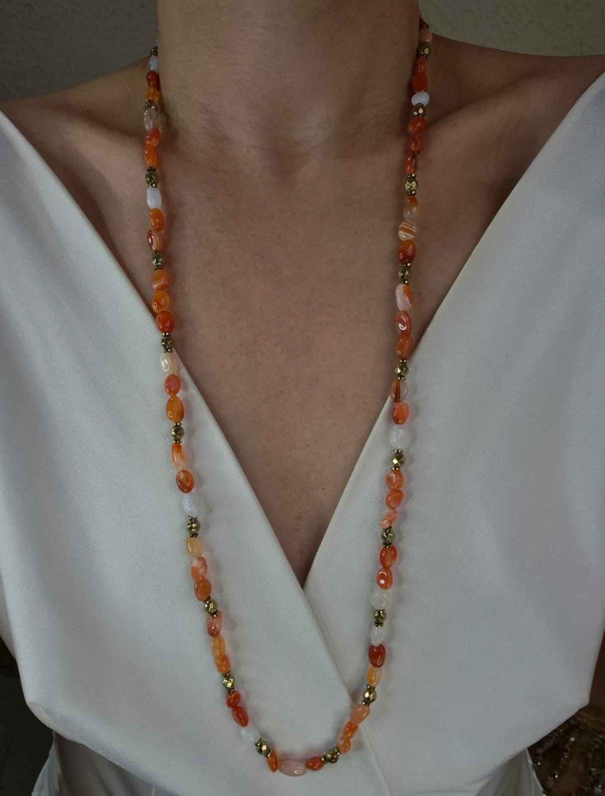 Colar  longo ágata laranja e hematitas douradas