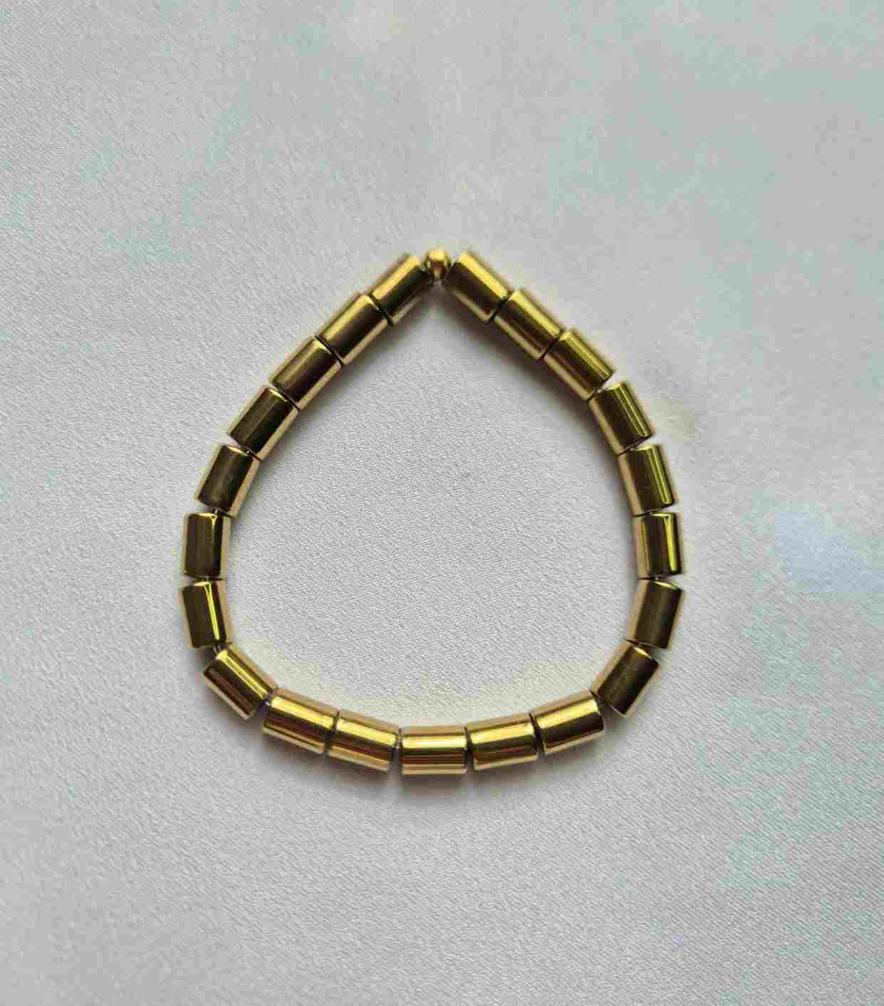Pulseira hematitas tubos dourados