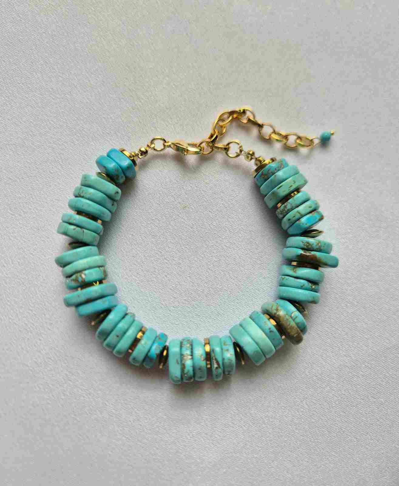 Pulseira howlita turquesa discos e hematitas douradas