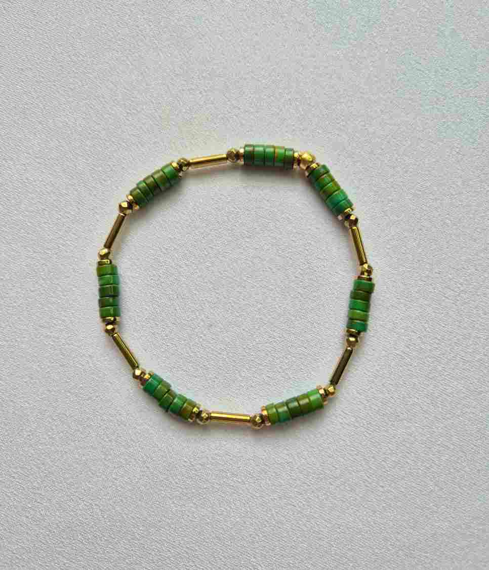 Pulseira discos howlita verde e hematitas douradas