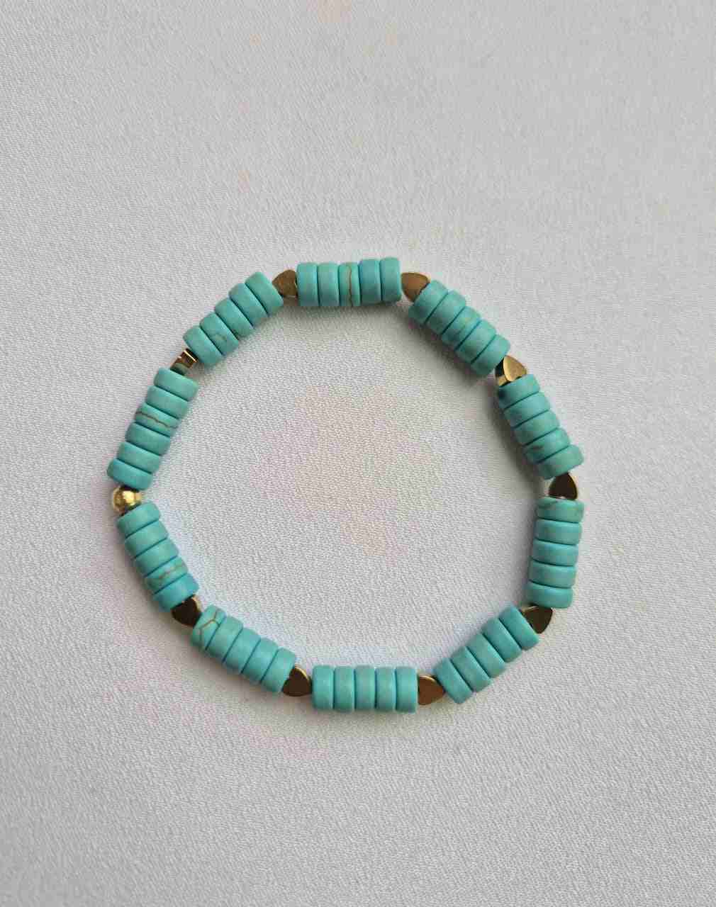 Pulseira  howlita turquesa e corações hematitas douradas