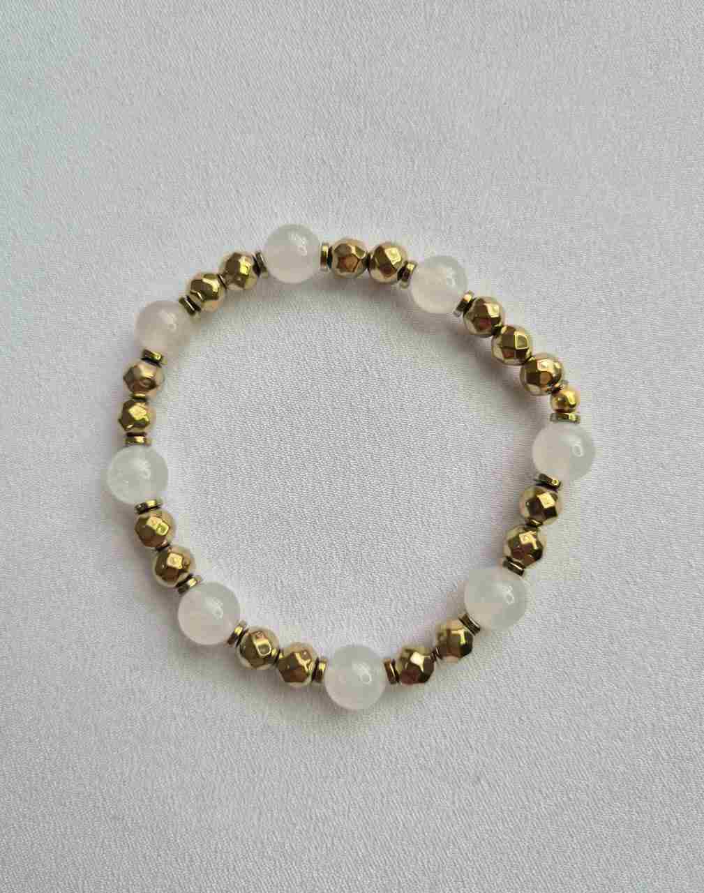 Pulseira  hematitas douradas e pedras brancas
