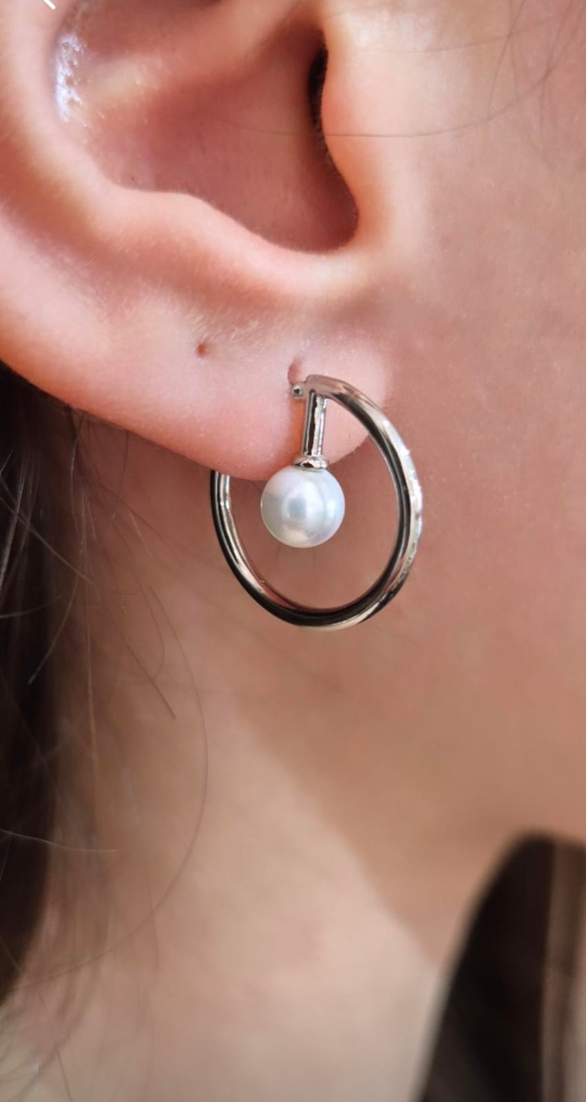 Brinco argola e pérola shell banhado a ródio