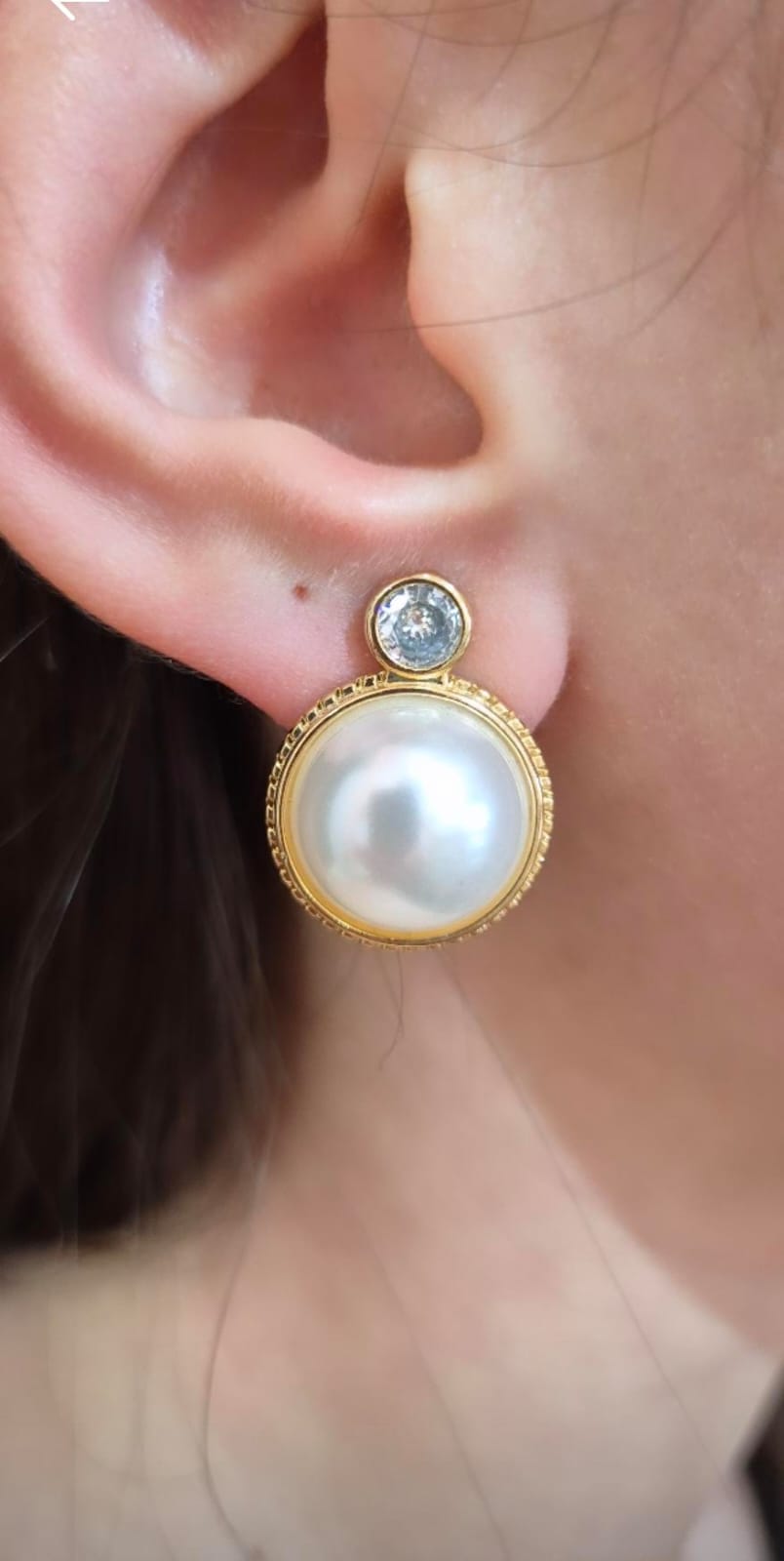 Brinco zirconia e pérola redonda banhado a ouro 18k