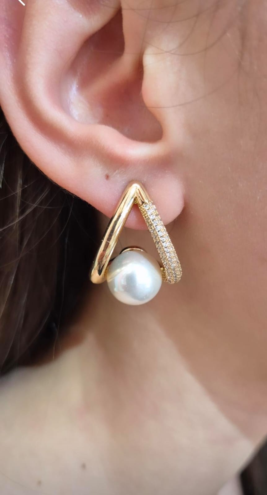 Brinco gota cravejada e pérola shell banhado a ouro 18k
